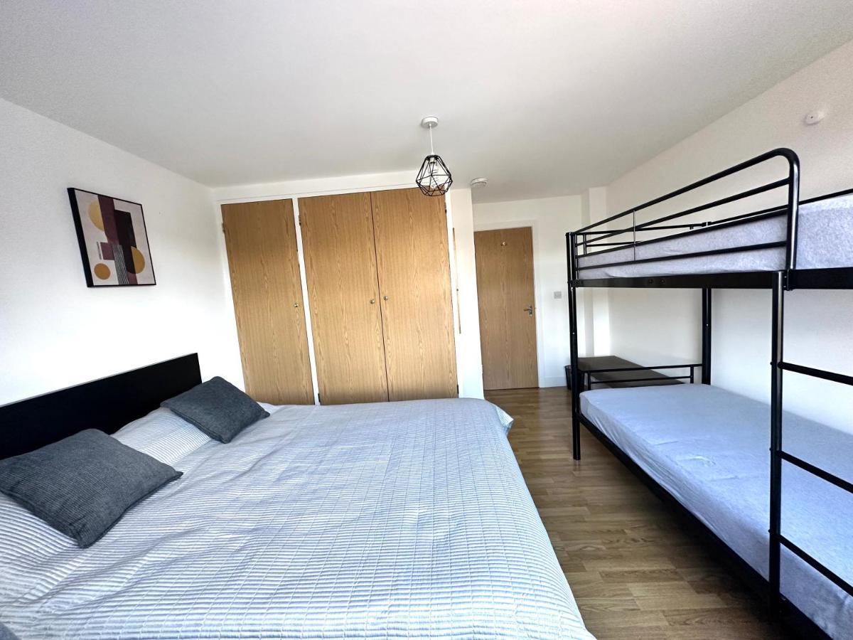 2 Bedroom Flat 1 Stop From Bridge Apartament *