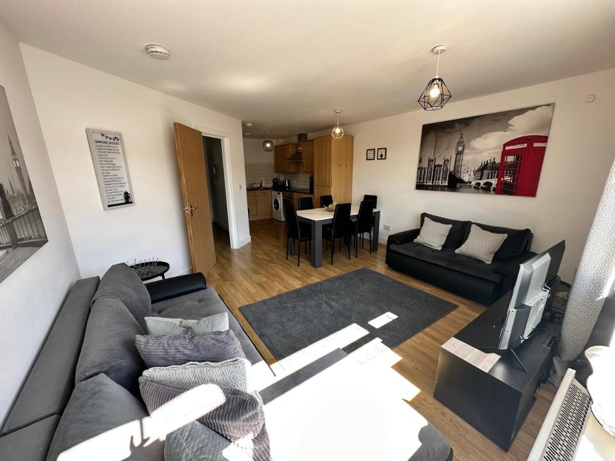 2 Bedroom Flat 1 Stop From Bridge Apartament Londra