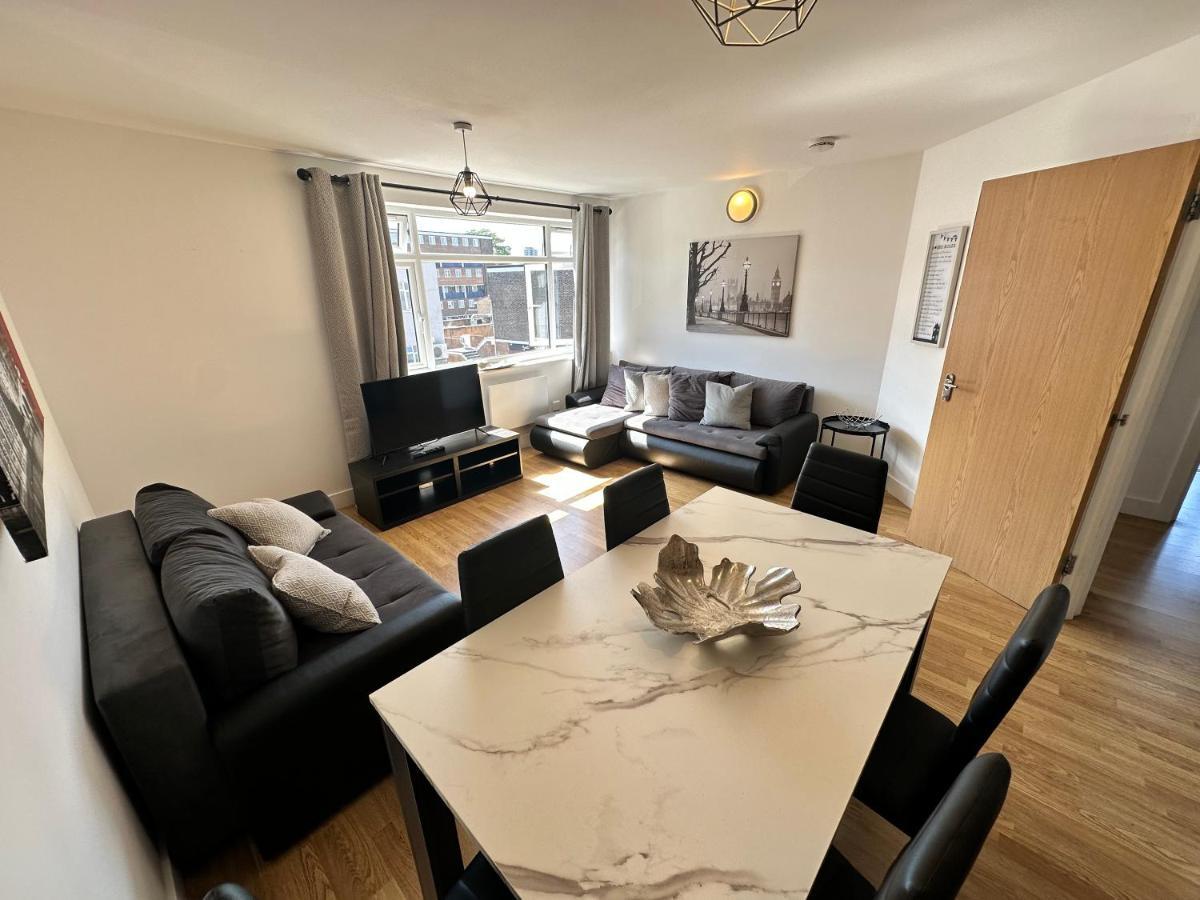 2 Bedroom Flat 1 Stop From Bridge Apartament