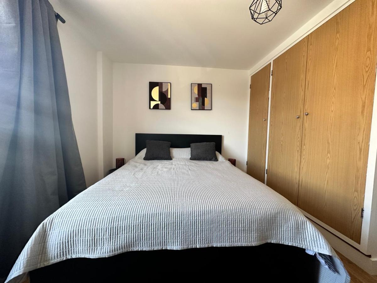Appartamento 2 Bedroom Flat 1 Stop From Bridge Londra