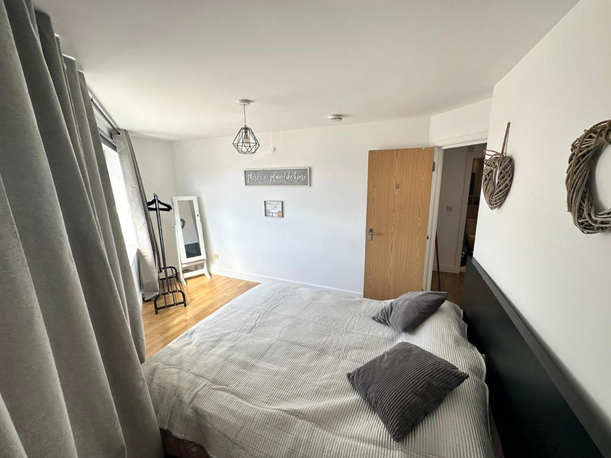 2 Bedroom Flat 1 Stop From Bridge Londra