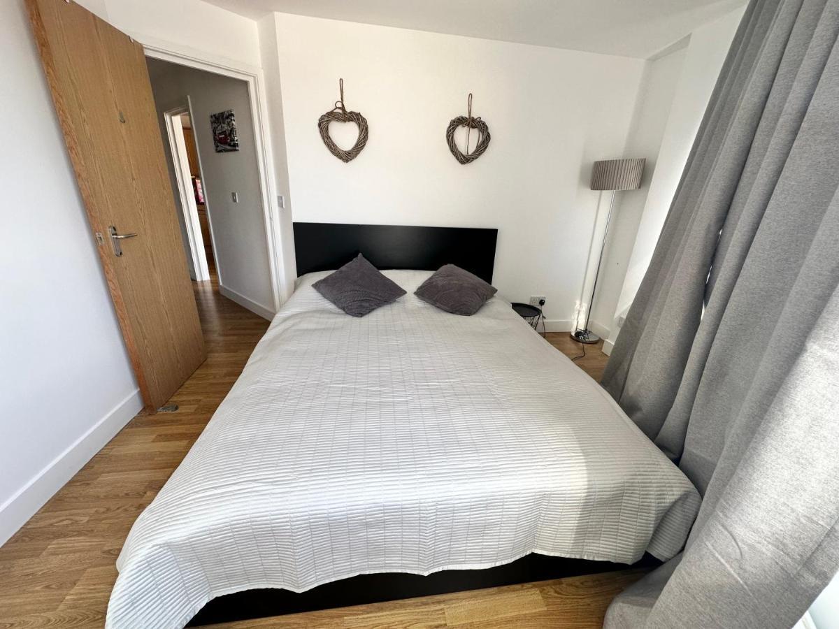 2 Bedroom Flat 1 Stop From Bridge Appartamento Londra