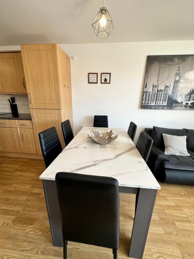 2 Bedroom Flat 1 Stop From Bridge Londra