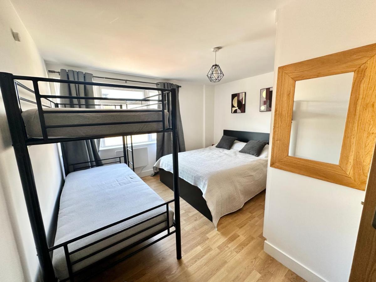 Appartamento 2 Bedroom Flat 1 Stop From Bridge Londra