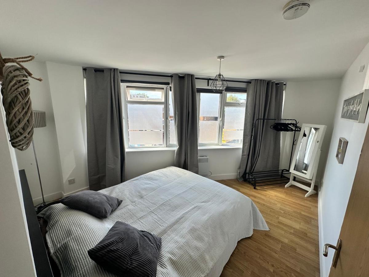 2 Bedroom Flat 1 Stop From Bridge * Londra