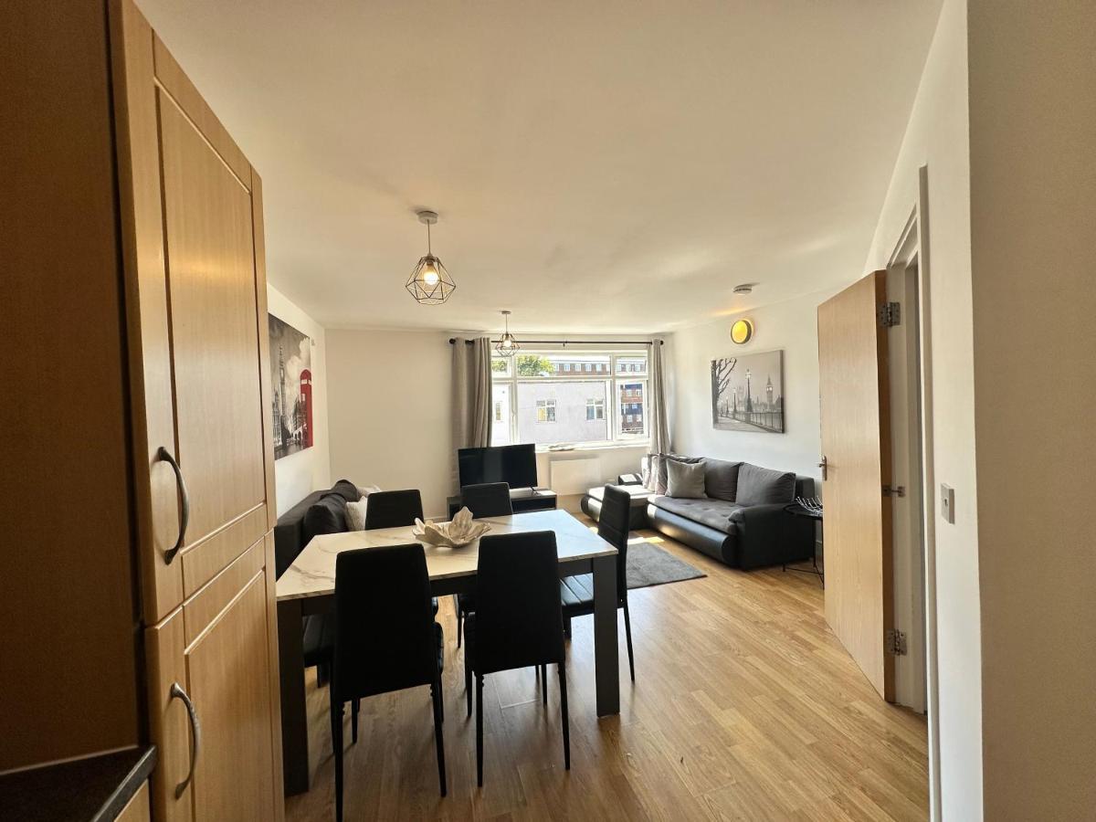 Appartamento 2 Bedroom Flat 1 Stop From Bridge Londra