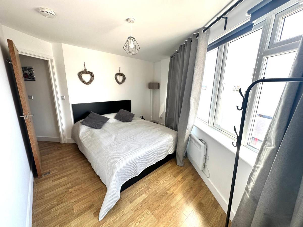 2 Bedroom Flat 1 Stop From Bridge Londra
