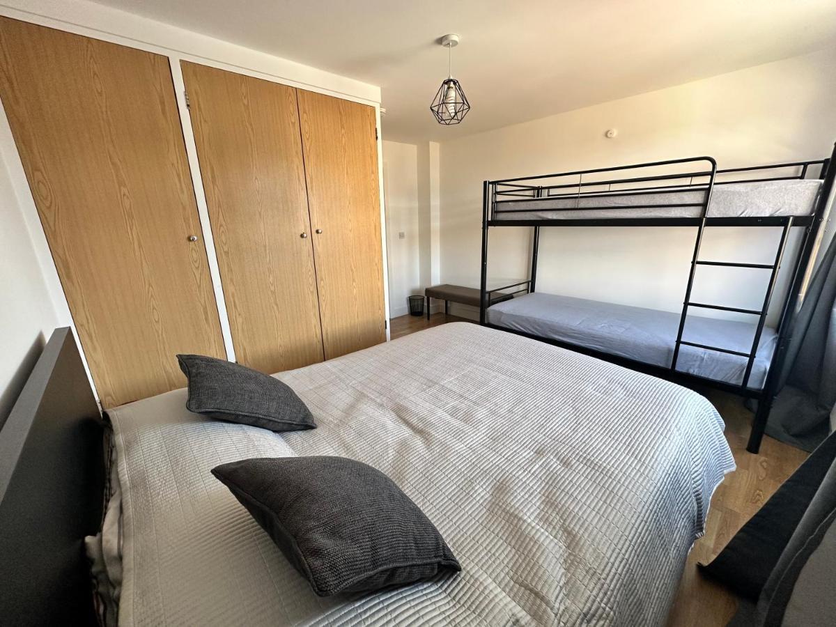 2 Bedroom Flat 1 Stop From Bridge * Londra